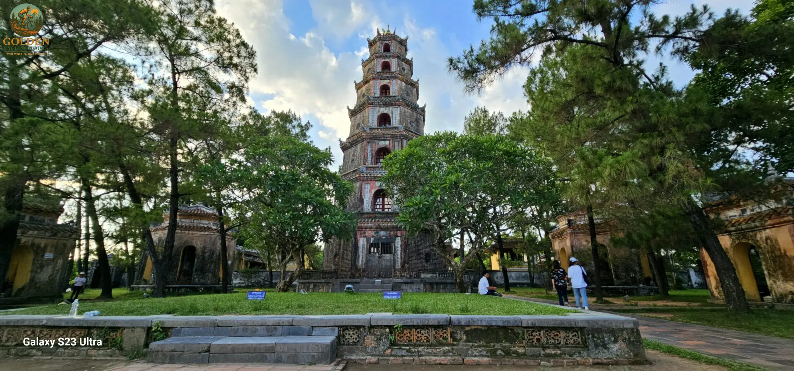 Hue Cycling Tour: Explore the Ancient Capital & Thuy Bieu Village